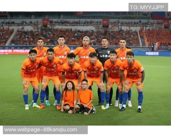 中超激战重庆队迎战山东鲁能全力争胜展现球队风采 中超激战重庆队迎战山东鲁能全力争胜展现球队风采